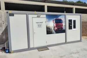 Postavljeni stambeni kontejneri ARK 603 na terenu – spojeni moduli sa jasno vidljivim prozorima i vratima